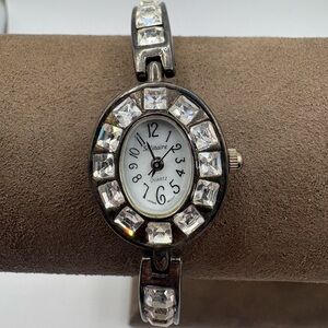 Vintage Solitaire Women’s Quartz Watch – Rhinestone Accents